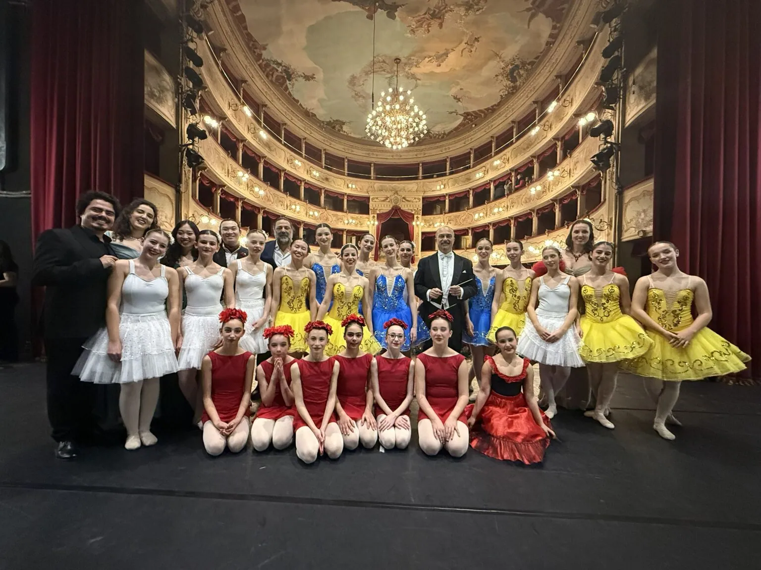 Compagnia Regium Lepidi sul palco del teatro